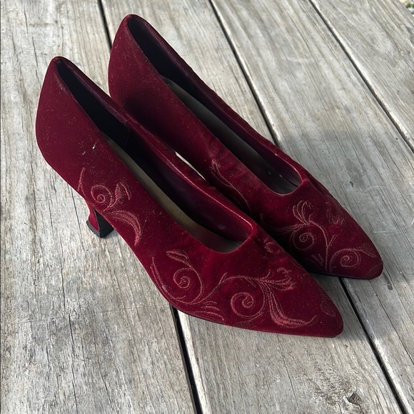Vintage Notorious For Bakers Leeds Maroon Wine Velvet Kitten Heels Size 10B - Picture 2 of 12
